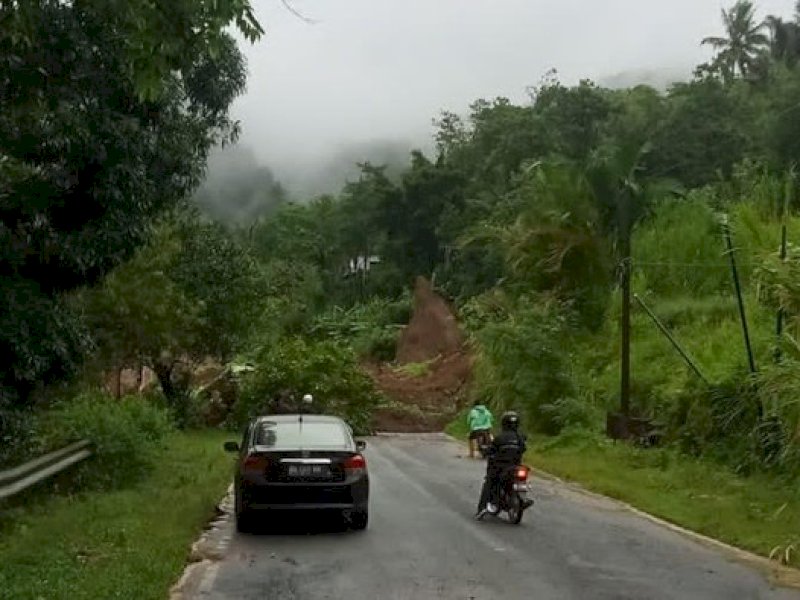 Jalan Poros Maros-Bone tertimbun longsor, Selasa (27/12/2022) kemarin. Jejakfakta/DokIstimewa