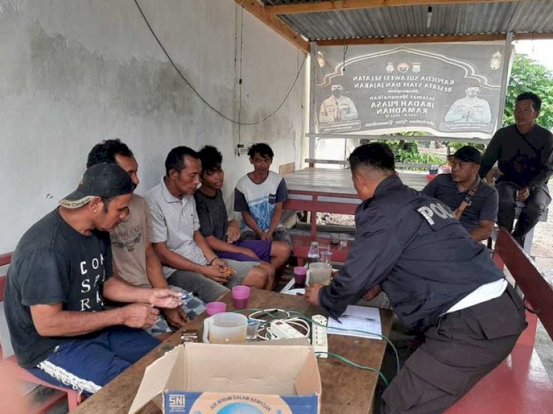 5 orang awak KLM Kasman Indah 06 yang tenggelam ditemukan terdampar oleh warga di Pantai Lagundi Desa Majapahit, Kecamatan Pasimarannu, Kepulauan Selayar. Jejakfakta/Humas Polres Selayar
