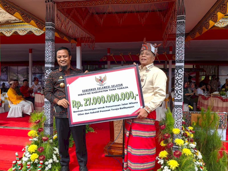 Gubernur Sulsel Andi Sudirman Sulaiman menyerahkan bantuan keungan Provinsi Sulsel kepada Pemkab Tana Toraja untuk penuntasan jalan wisata Ollon,  Selasa (27/12/2022). Jejakfakta/Humas Pemprov Sulsel
