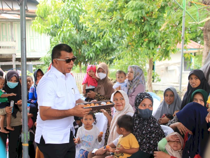 Bupati Bulukumba Andi Muchtar Ali Yusuf memberikan makanan bergizi saat launching 'Gempur Stunting' di halaman Kantor Camat Gantarang, Selasa (27/12/2022). Jejakfakta/Humas Pekmkab Bulukumba