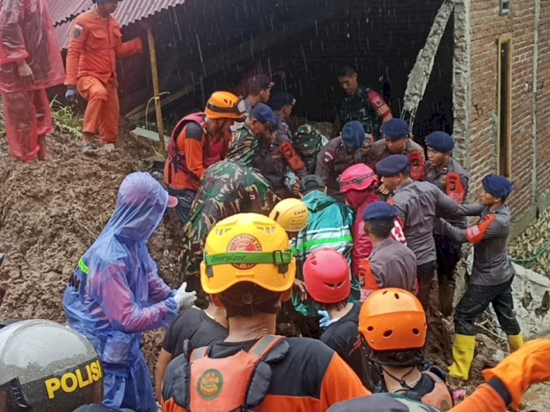 Tim Sar gabungan dibantu TNI/Polri mengevakuasi korban jalan longsor Maros-Bone, Rabu (28/12/2022). Jejakfakta/dokBasarnas