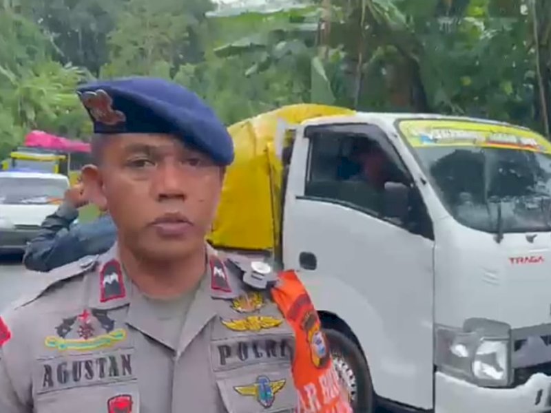  Aparat kepolisian melaporkan situasi lalu lintas: Jalan poros Bone &ndash; Makassar di Maros mulai dapat diakses, Rabu (28/12/22) pukul 11.00 Wita. Longsoran menimbun jalan di Dusun Moncong Jai, sudah dievakuasi oleh tim gabungan pemerintah. (dok.ist)