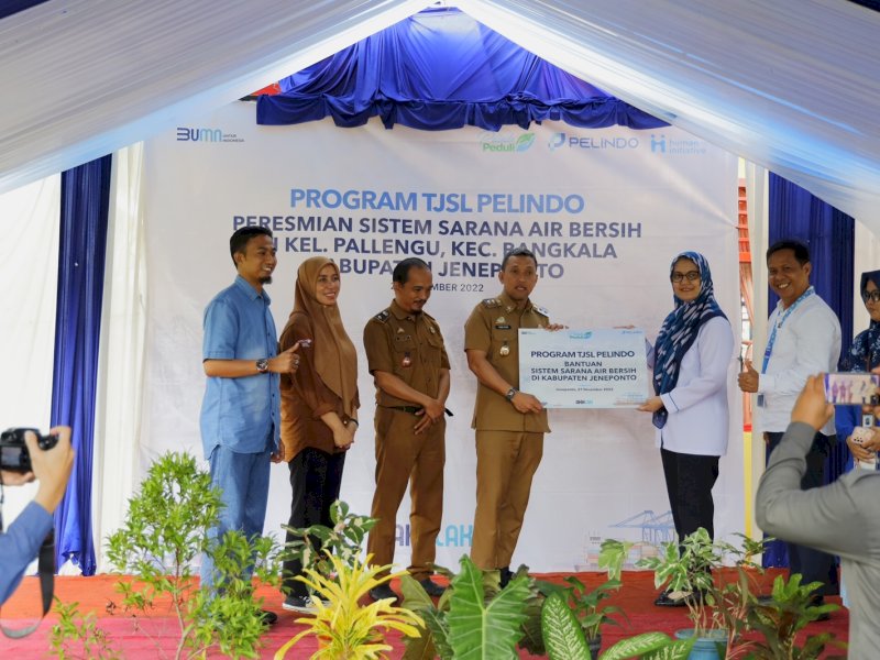 Regional Head 4 Pelindo, Enriany Muis menyerahkan bantuan sistem sarana air bersih kepada Wakil Bupati Jeneponto, Paris Yaris di Kelurahan Pallengu, Kecamatan Bangkala, Jeneponto, Selasa (27/12/2022). Jejakfakta/Dok,HumasPelindo4 