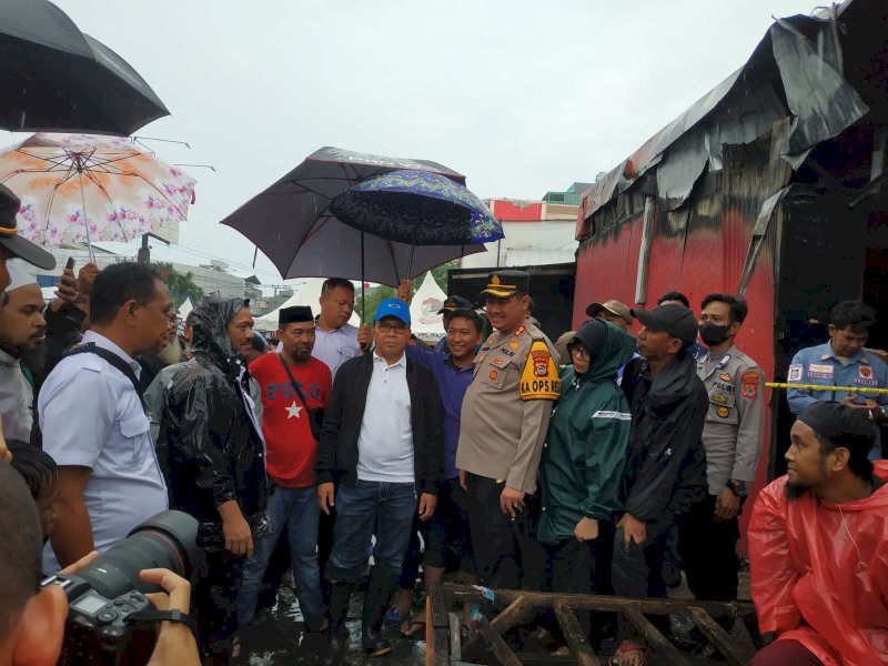 Wali Kota Makassar Mohammad Ramdhan &ldquo;Danny&rdquo; Pomanto mendatangi lokasi kebakaran Pasar Sentral Makassar, Rabu (28/12/22) pukul 10.30 Wita. (dok.Atry/jejakfakta).