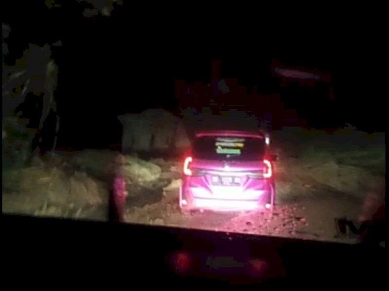 Arus lalu lintas jalan nasional poros Makassar &ndash; Bone di Dusun Moncong Jai Desa Rompegading terpantau lancar, Kamis (29/12/22) dini hari.(foto: Asdar Mangenre).