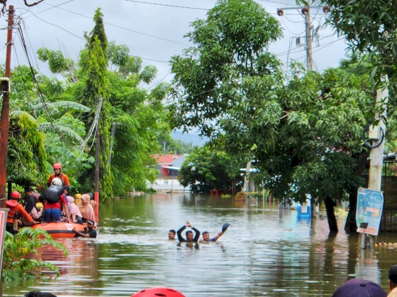 Tim DMC IKA Teknik Unhas turut mengevakuasi korban banjir di Perumnas Antang, Kecamatan Manggala, kota Makassar, Rabu (28/12/22). (DMC IKA Teknik Unhas/Nasruddin Azis).