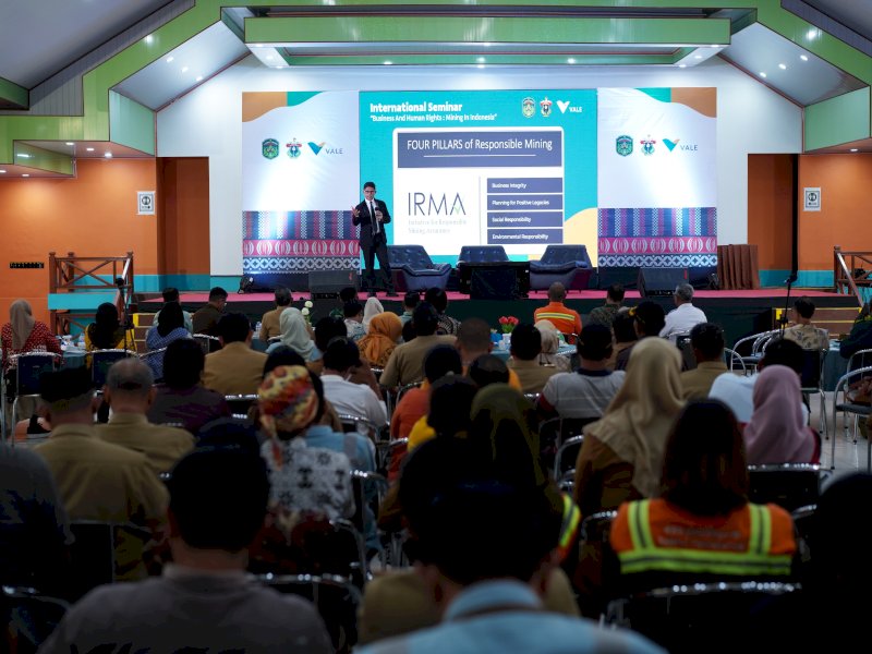 Laode M Syarif  menjadi pembicara pada International Seminar &ldquo;Business and Human Rights: Mining in Indonesia&rdquo; di  Sorowako, Luwu Timur, Selasa (27/12/2022). Jejakfakta/DokPTVale