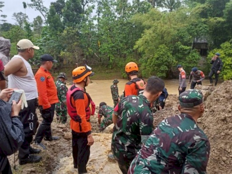 Pencarian korban longsor di Kabupaten Maros, Sulsel. (Dok. Basarnas Sulsel)