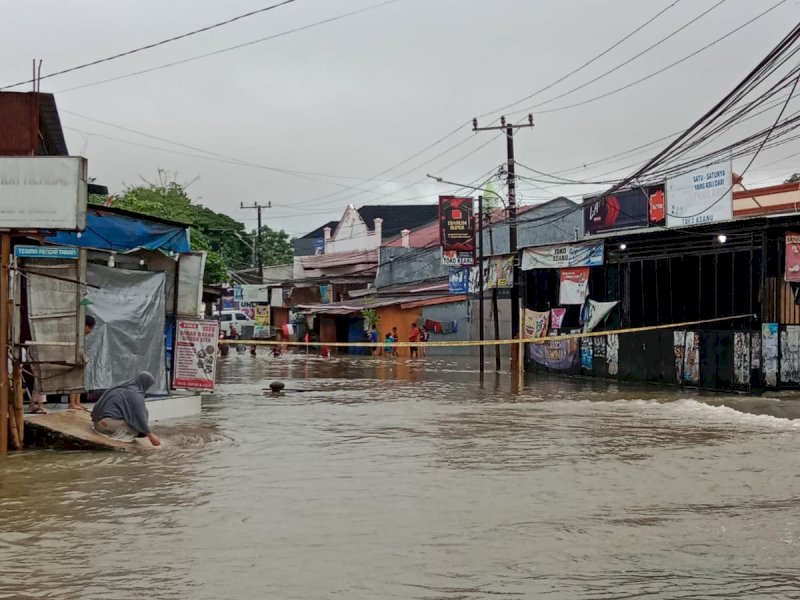 Jalan poros Nipa-Nipa, Antang, Kecamatan Manggala, kota Makassar, Kamis (29/12/22), tak dapat diakses akibat banjir.(Atry/jejakfakta).
