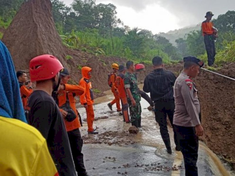 Lokasi tanah longsor di Dusun Moncong Jai, Desa Rompegading, Kecamatan Cenrana, Kabupaten Maros, Sulsel. Longsor melanda daerah ini Selasa (27/12/22) pukul 17.00 Wita.