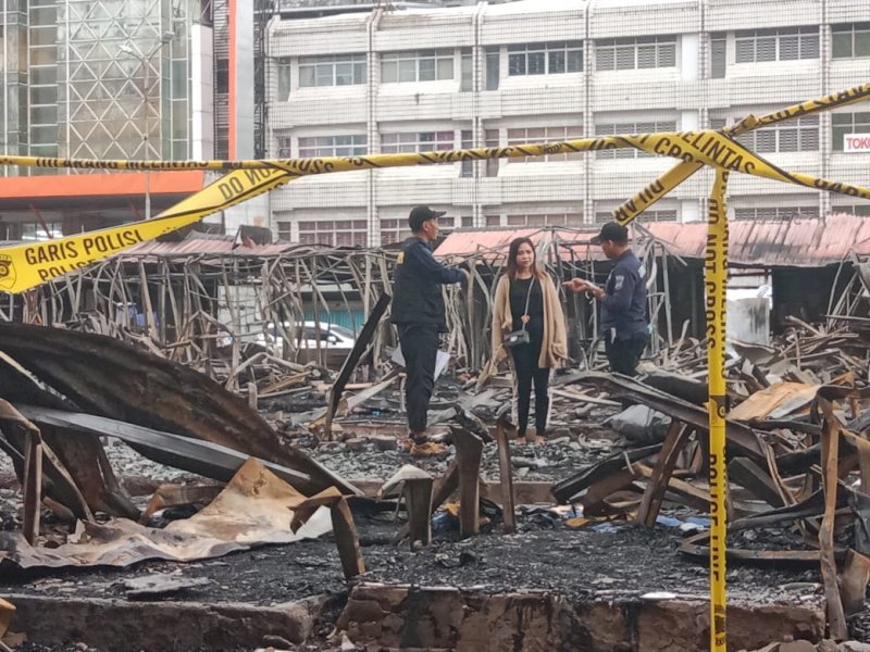 Wana, salah satu saksi yang dimintai keterangan tim Labfor Polda Sulsel saat melakukan olah TKP di Pasar Sentral Makassar, Kamis (29/12/2022) kemarin. Jejakfakta/Samsir