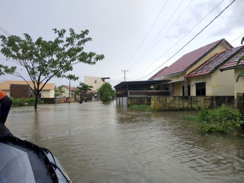 BPBD kota Makassar menyusuri banjir yang merendam Perumnas Antang, Kecamatan Manggala, kota Makassar, memasuki hari keenam, Kamis (29/12/22). Pantauan ini di Blok 10 Perumnas Antang. (dok. Atry/jejakfakta). 