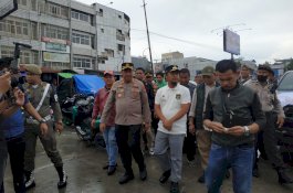 Gubernur Serahkan "Pengganjal Perut" ke Korban Kebakaran Pasar Sentral Makassar, Sembako 4 Mobil