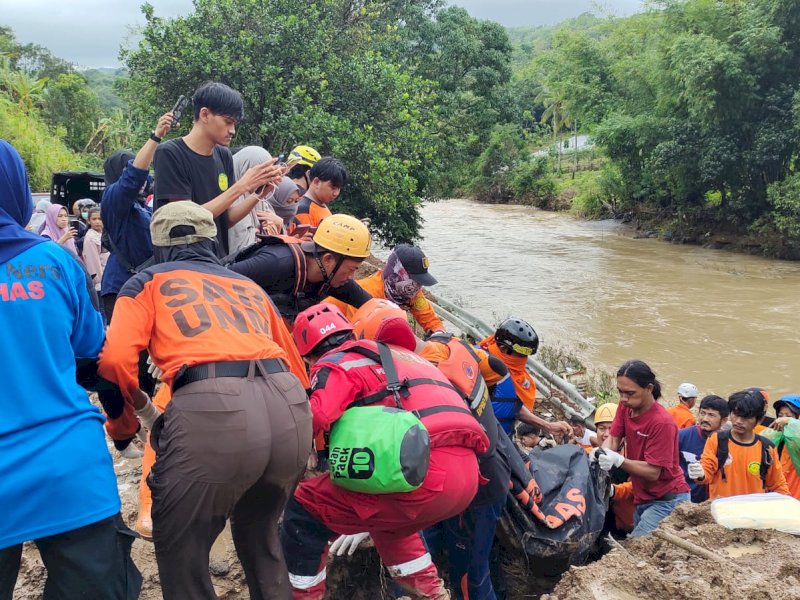 Tim SAR gabungan evakuasi salah satu korban bencana tanah longsor di Desa Rompegading, Kecamatan Cendrana, Kabupaten Maros, Jum'at (30/12/202. Jejakfakta/DokSAR