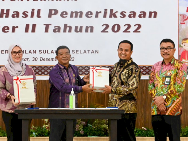 Badan Pemeriksa Keuangan (BPK) RI Perwakilan Provinsi Sulawesi Selatan, menyerahkan laporan hasil pemeriksaan BPK semester II Tahun 2022, Jumat (30/12). (Dok. Pemprov Sulsel)