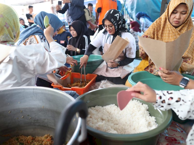 Membuat dan membungkus makanan untuk dibagikan pada pengungsi banjir di Katimbang, Makassar, Sulsel. (Dok. Pemkot Makassar)
