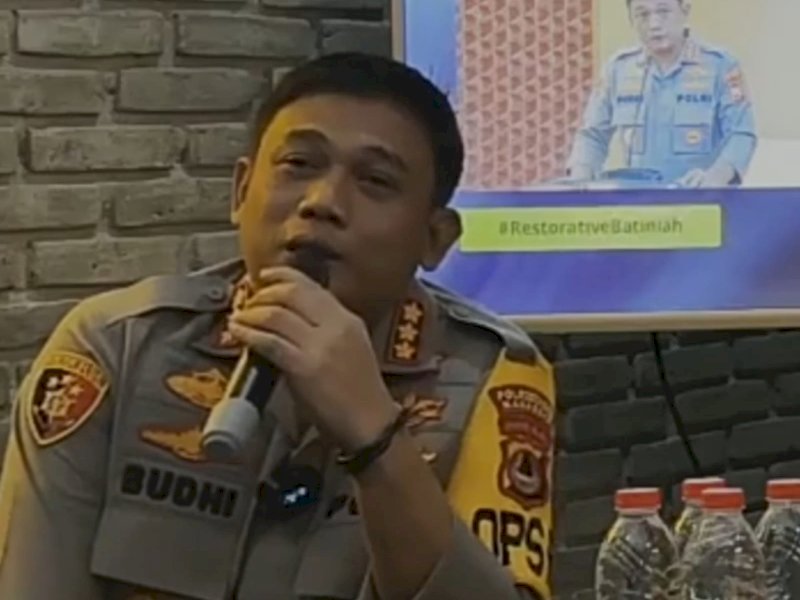 Kapolrestabes Makassar Budhi Haryanto pembicara dalam diskusi bertema "Jumat Curhat" di kedai Dokter Kopi, Jl Pengayoman, Panakkukang, kota Makassar, Jumat (30/12/2022).