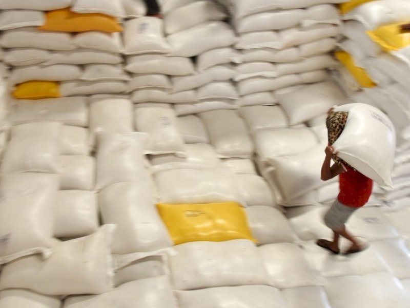 Ilustrasi stok beras di gudang Bulog (Dok. Int/jejakfakta.com)