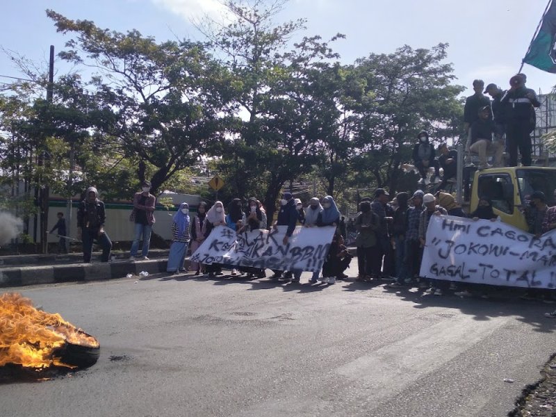 Mahasiswa UIN Alauaddin Makassar menggelar aksi penolakan kenaikan harga BBM di Jalan Sultan Alauddin Makassar, 6 September 2022. Jejakfakta/Nurdin Amir