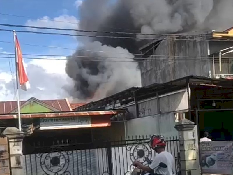 Kebakaran di Jl Emmy Saelan 1, Mappala, Kecamatan Rappocini, Kota Makassar, Sabtu (31/12/22) sekitar pukul 16.30 Wita.(ist)