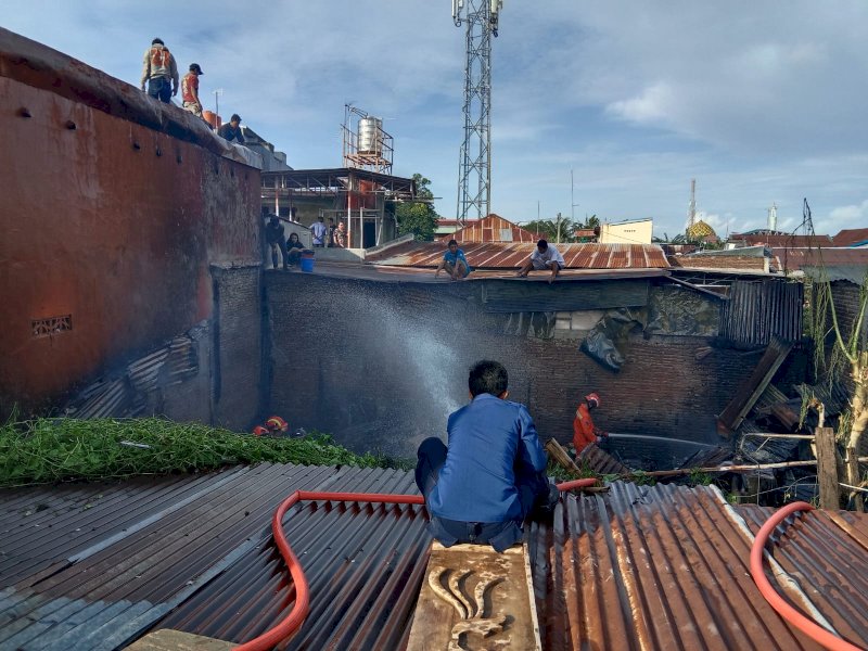 Empat rumah warga ludes terbakar di sekitar Jl Emmy Saelan 1, Mappala, Kecamatan Rappocini, Kota Makassar, Sabtu (31/12/22) sore.