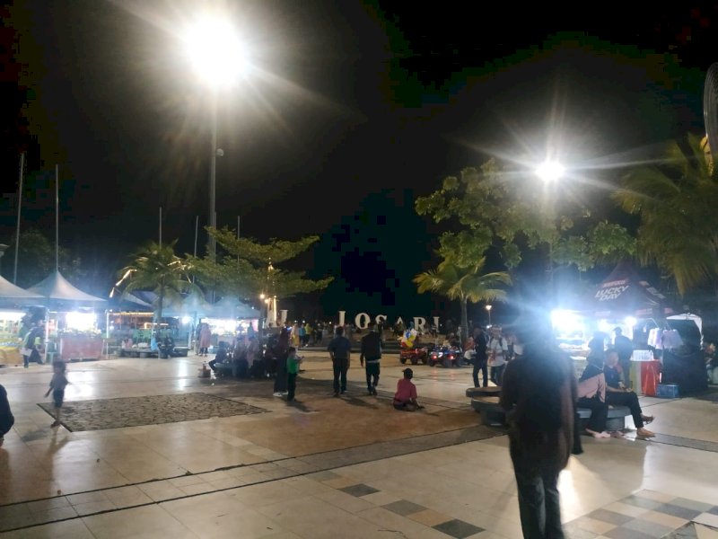 Jelang pergantian Tahun Baru 2023, Pantai Losari Makassar sepi pengunjung. @Jejakfakta/Atri Suryatri Abbas