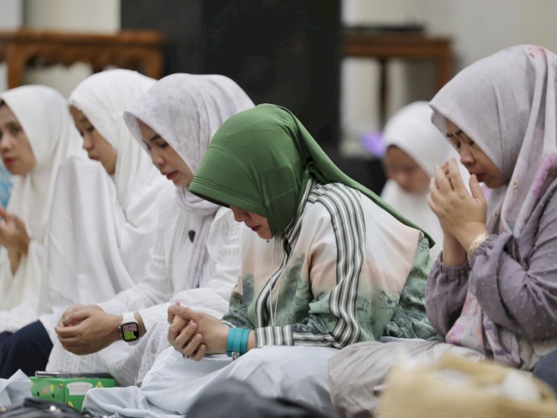 Ketua TP PKK Kota Makassar, Indira Yusuf Ismail ikuti zikir bersama di malam akhir tahun 2022, di Baruga Anging Mammiri Makassar, Sabtu (31/12/2022). @Jejakfakta/Istimewa