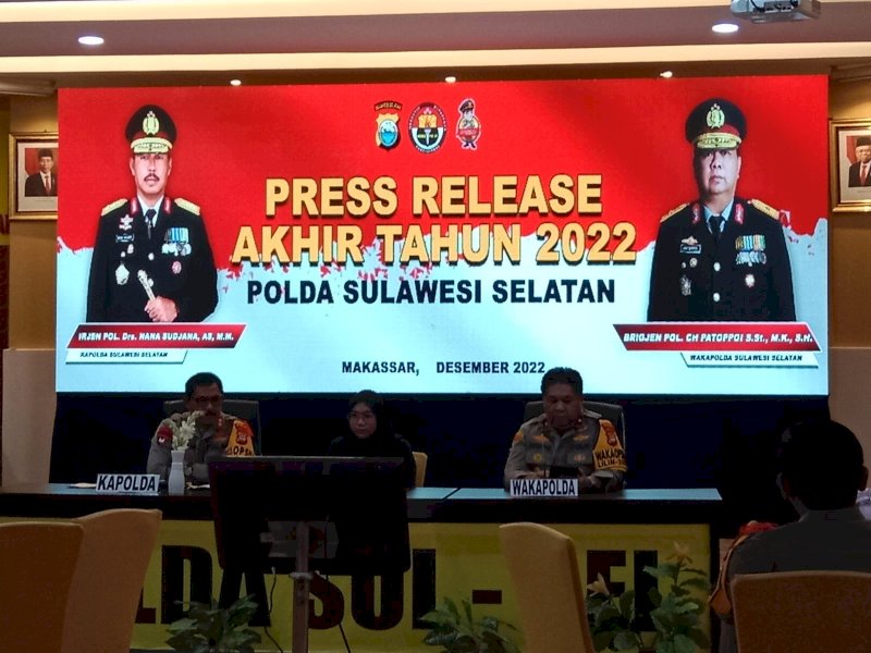 Kapolda Sulsel Irjen Pol Nana Sudjana dalam jumpa pers catatan akhir tahun 2022 Polda Sulsel di Aula Markas Polrestabes Makassar, Jl Ahmad Yani, kota Makassar, Sabtu (31/12/2022) malam. (foto: Samsir/jejakfakta).