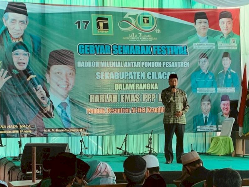 Romahurmuziy menghadiri dan menyampaikan orasi, pada peringatan hari lahir Emas PPP di Pondok Pesantren Al Fiel Kesusilan, Kabupaten Cilacap, Jawa Tengah. (Dok. Ig: @romahurmuziy)