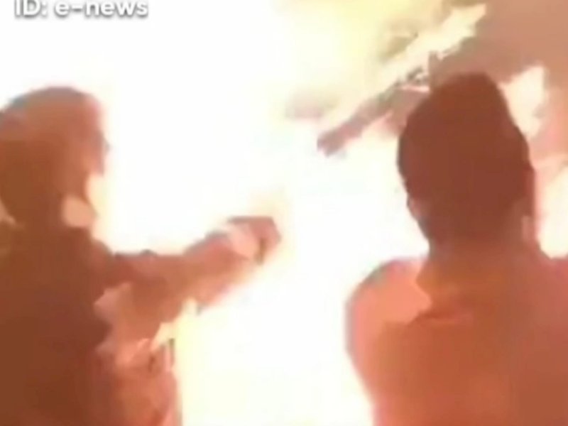 Wakil Bupati Kaur, Herlian Muchrim (kiri) terbakar saat main petasan kembang api dalam pesta malam tahun baru 2023, Sabtu (31/12/22). (foto tangkapn layar).