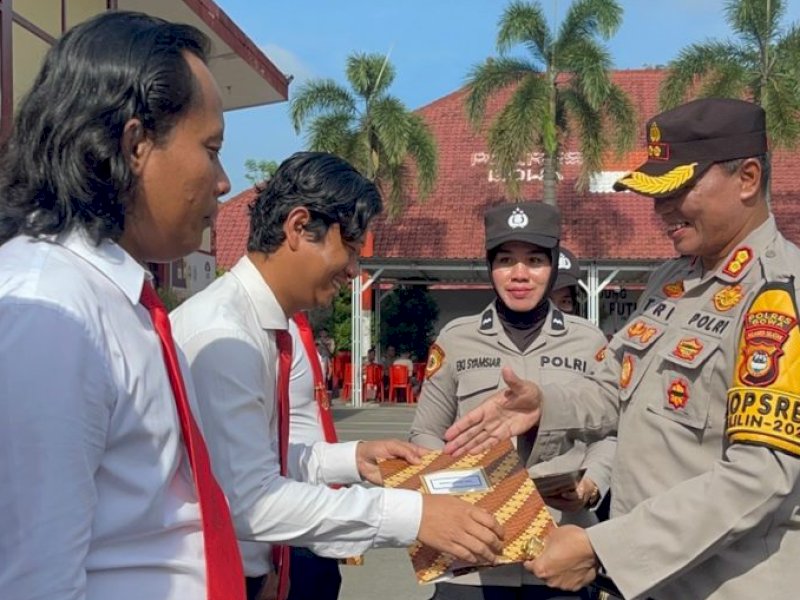 Penyerahan rapor kenaikan pangkat personel Polres Gowa. (Dok. Ist)