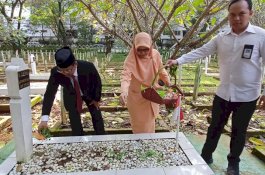 Hargai Jasa Pahlawan, Kemenag Sulsel Tabur Bunga di TMP Panaikang Makassar