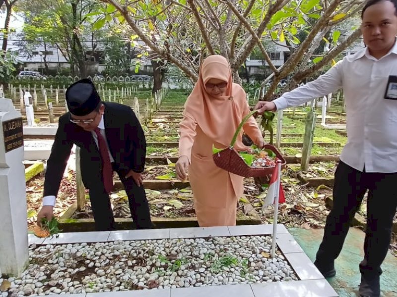 Kakanwil Kemenag Sulsel Khaeroni ziarah dan tabur bunga di TMP Panaikang, salah satu rangkaian kegiatan dalam rangka memperingati Hari Amal Bhakti (HAB) ke-77 Kemenag RI, Senin (2/1/2023). @Jejakfakta/Istimewa