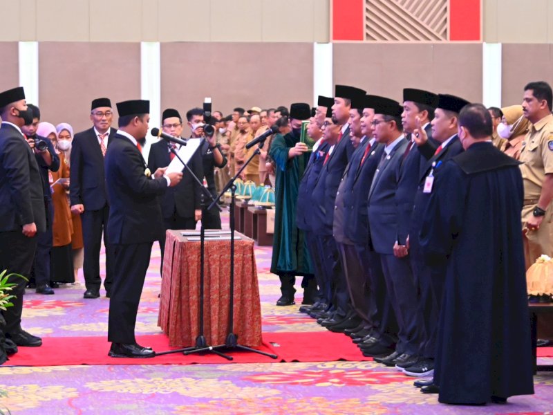 Gubernur Sulawesi Selatan, Andi Sudirman Sulaiman melantik 10 Pejabat Tinggi Pratama (Eselon II) Lingkup Pemprov Sulsel, di Hotel Claro Makassar, Senin (02/01/2023).