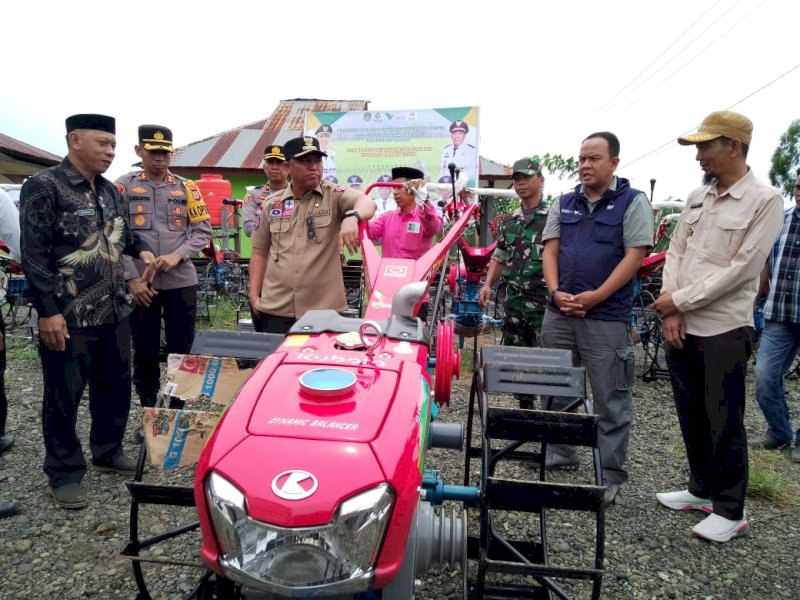  PT Vale Indonesia Tbk (PT Vale) 30 unit Handtractor ke lima desa di Mahalona Raya, Desa Libukan Mandiri, Kecamatan Towuti, Sabtu (31/12/2022) lalu. @Jejakfakta/dok PT Vale