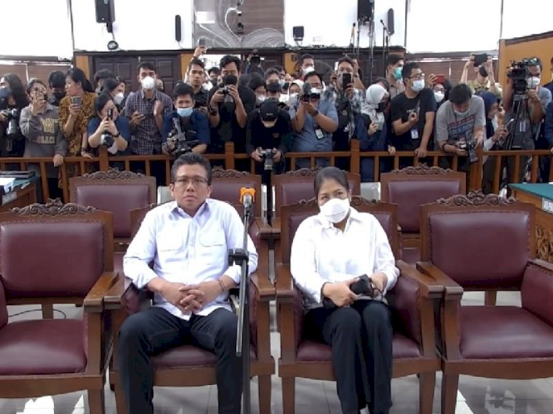 Ferdy Sambo dan istri kompak pakai baju putih saat hadir di sidang pembunuhan Brigadir J (Foto: MPI)