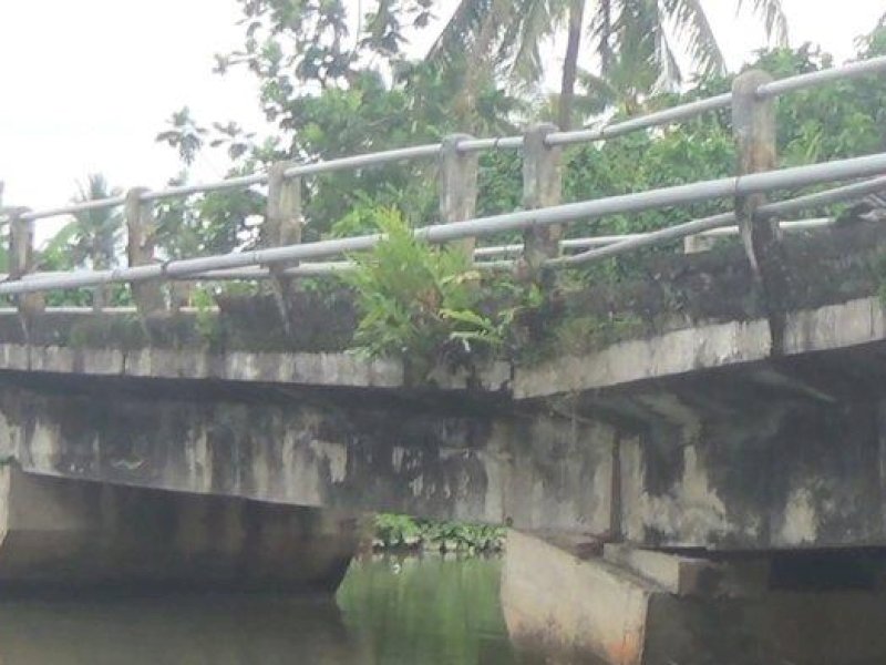 Jembatan Bila di Desa Tapporang, Kecamatan Batulappa, Kabupaten Pinrang, retak dan miring, Jumat (30/12/2022). @Jejakfakta/DokTribun