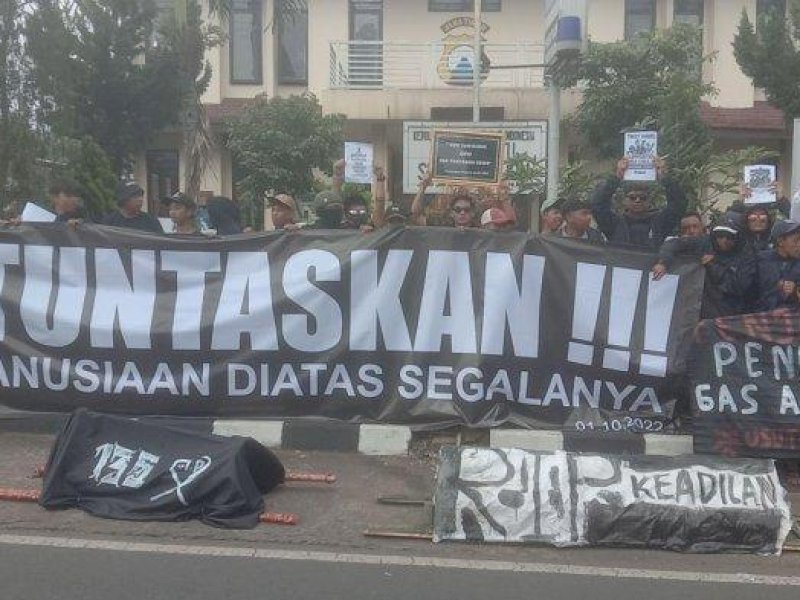 Puluhan Aremania dan Solidaritas Rakyat Malang Barat menggelar aksi damai usut tuntas Tragedi Stadion Kanjuruhan di depan Kantor Polsek Pujon. @Jejakfakta/DokSurya.Malang
