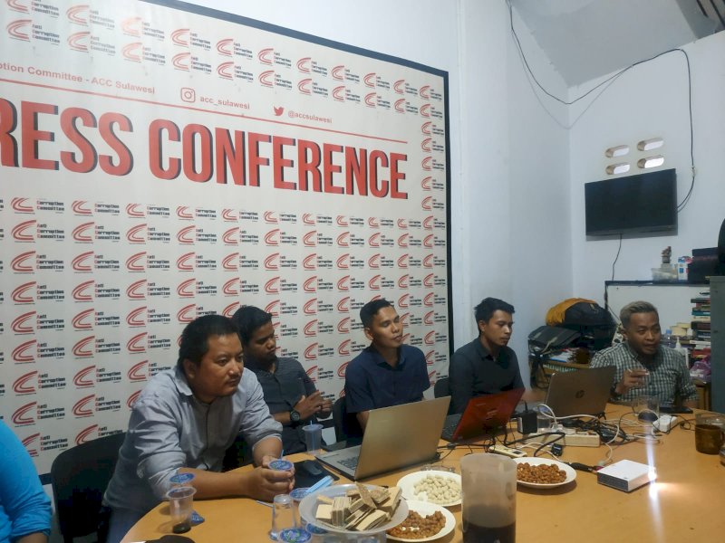 Peneliti ACC Sulawesi: Anggareksa, Hamka, Jumail, Firmansyah, dan Ali Asrawi Ramadhan, saat konferensi pers rilis catatan akhir tahun 2022 ACC Sulawesi, di kantor ACC Sulawesi, Jl AP Pettarani, Kompleks Pettarani Center Blok A/17, Rappocini, Makassar, Rabu (4/1/2023) sore Wita. (Foto: Atri Suryatri Abbas/jejakfakta).