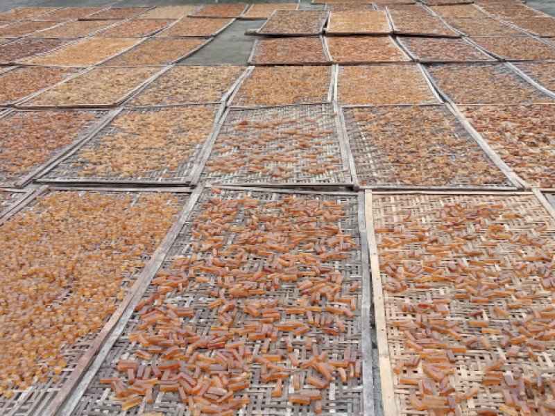 Kulit kerbau yang sudah diolah dan dikeringkan sebelum menjadi krecek. (Dok. Jejakfakta.com)