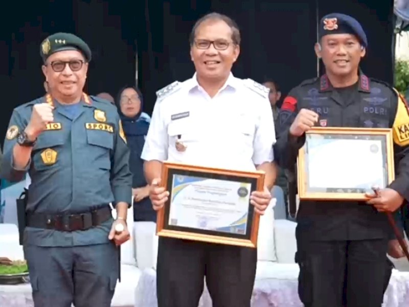 Wali Kota Makassar, Moh Ramdhan Pomanto mendapat penghargaan dari KLHK, di sela-sela acara Peringatan Hari Ulang Tahun ke-17 Satuan Polisi Hutan Reaksi Cepat (SPORC) di Lapangan Waterpark Bantimurung, Maros, Rabu, (4/1). (Dok. Jejakfakta.com)