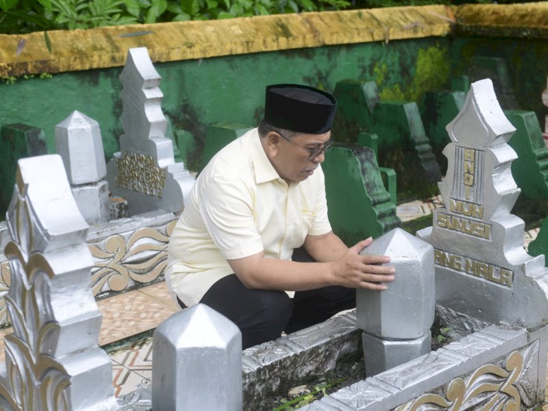 IAS melanjutkan ziarah ke makam keluarga Puang Rukka di Desa Mattoanging, Kecamatan Bantimurung Maros, Kamis (05/01/2023).&nbsp;@Jejakfakta/Ist.