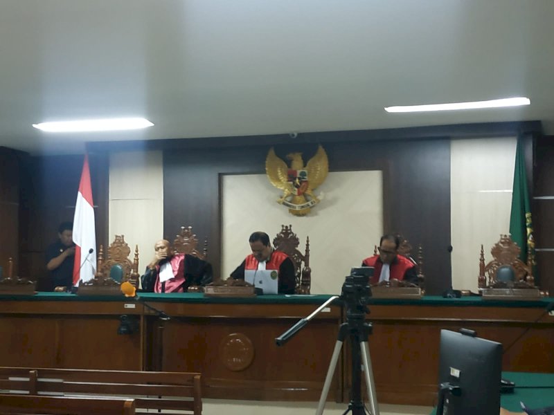 Sidang vonis, dua pelaku kasus pembunuhan berencana pegawai Dinas Perhubungan Makassar, Najamuddin Sewang, di PN Makassar, Jumat (6/1). (Dok. Jejakfakta.com/Atri)