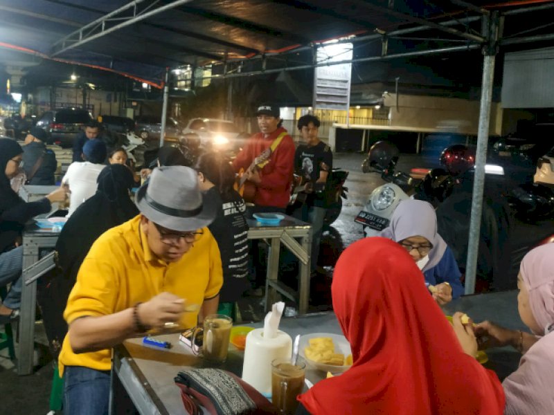 Warung Sarabba yang padat pengunjung di Jalan Sungai Cerekang, Makassar. (Foto-foto: Jejakfakta.com/Atri)