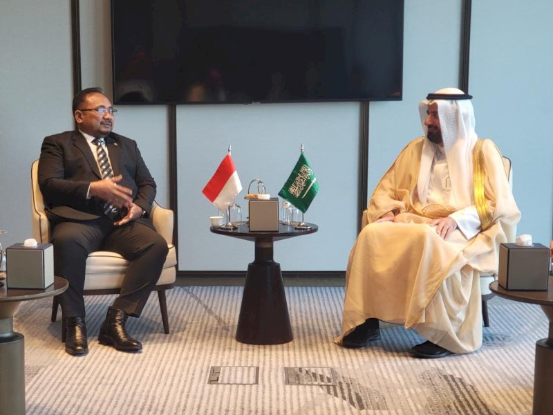 Menag Yaqut Cholil Qoumas bersama Menteri Haji dan Umrah Arab Saudi Tawfiq F Al Rabiah di Jeddah.&nbsp;@Jejakfakta/Ist.