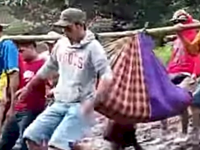 Warga Dusun Buttu Batu, Desa Kariango, Pinrang, bahu-membahu menandu seorang ibu hamil bernama Asmia (33) naik gunung turun gunung, menuju tempat fasilitas kesehatan, Jumat (6/1/2023). (Ist).