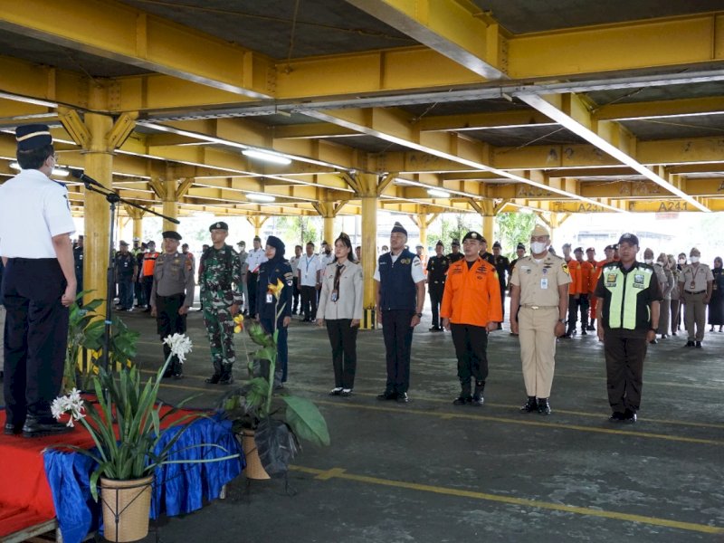 Hernadi Tri Cahyanto memimpin apel bersama seluruh stakeholder di Car Terminal Pelabuhan Makassar, Senin (9/1/2023). @Jejakfakta/Ist.