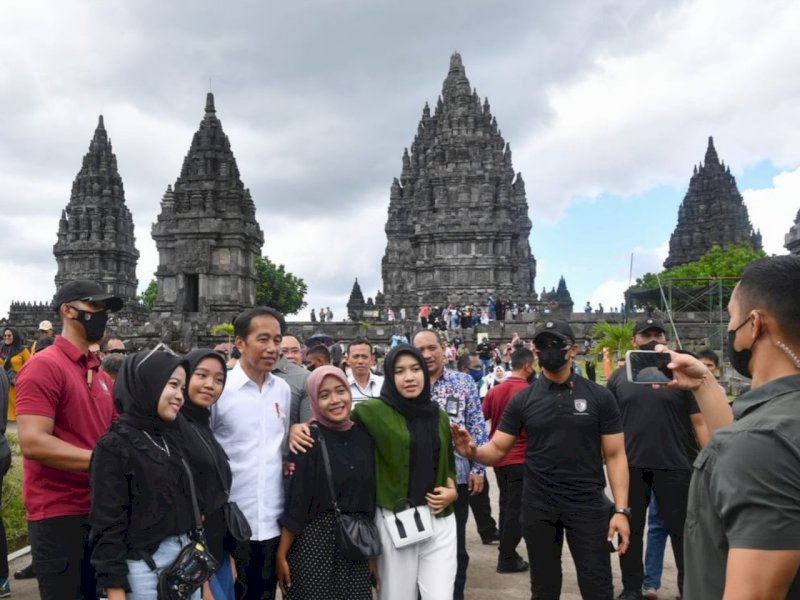 Presiden Jokowi melayani foto bersama wisatawan di Candi Prambanan, Sleman, Yogyakarta, Sabtu (7/1/23). (Foto: Rusman - Biro Pers Sekretariat Presiden).
