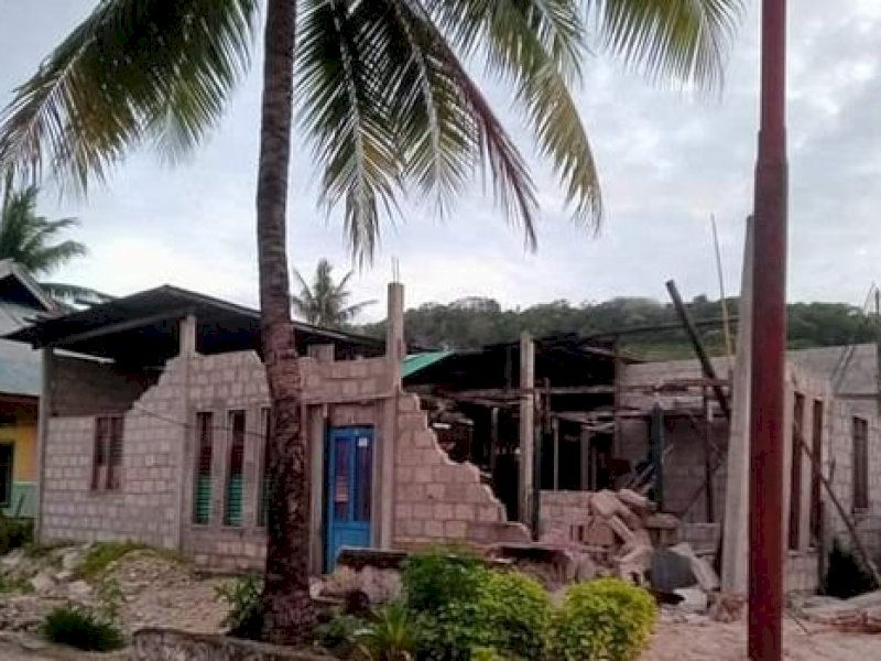 Plt Kapusdatinkom BNPB Abdul Muhari, mengabarkan ke media terkait laporan yang dia terima mengenai kerusakan di sejumlah desa di Maluku Barat. Salah satunya Desa Watuwei, Kecamatan Dawelor Daweya, Maluku Barat, Selasa (10/1/23) pagi Wita. Pada gambar, bagian bangunan rumah berdinding batako roboh, ada juga gambar tembok roboh, dan lainnya. (dok. BNPB).