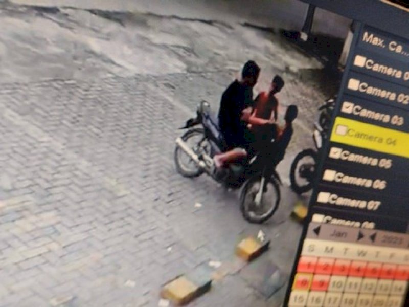 Terekam kamera CCTV detik-detik penculikan Muhammad Fadli Sadewa (11), pelataran minimarket Indomaret di Batua Raya, Manggala, kota Makassar, Sulawesi Selatan, Ahad (8/1/2023) sekitar pukul 17.00 Wita. Otak penculikan, AD (duduk di motor), Fadli Sadewa mengenakan kaos lengan pendek dan celana pendek (tengah), saksi mata AL (kanan, menghadap ke Sadewa).